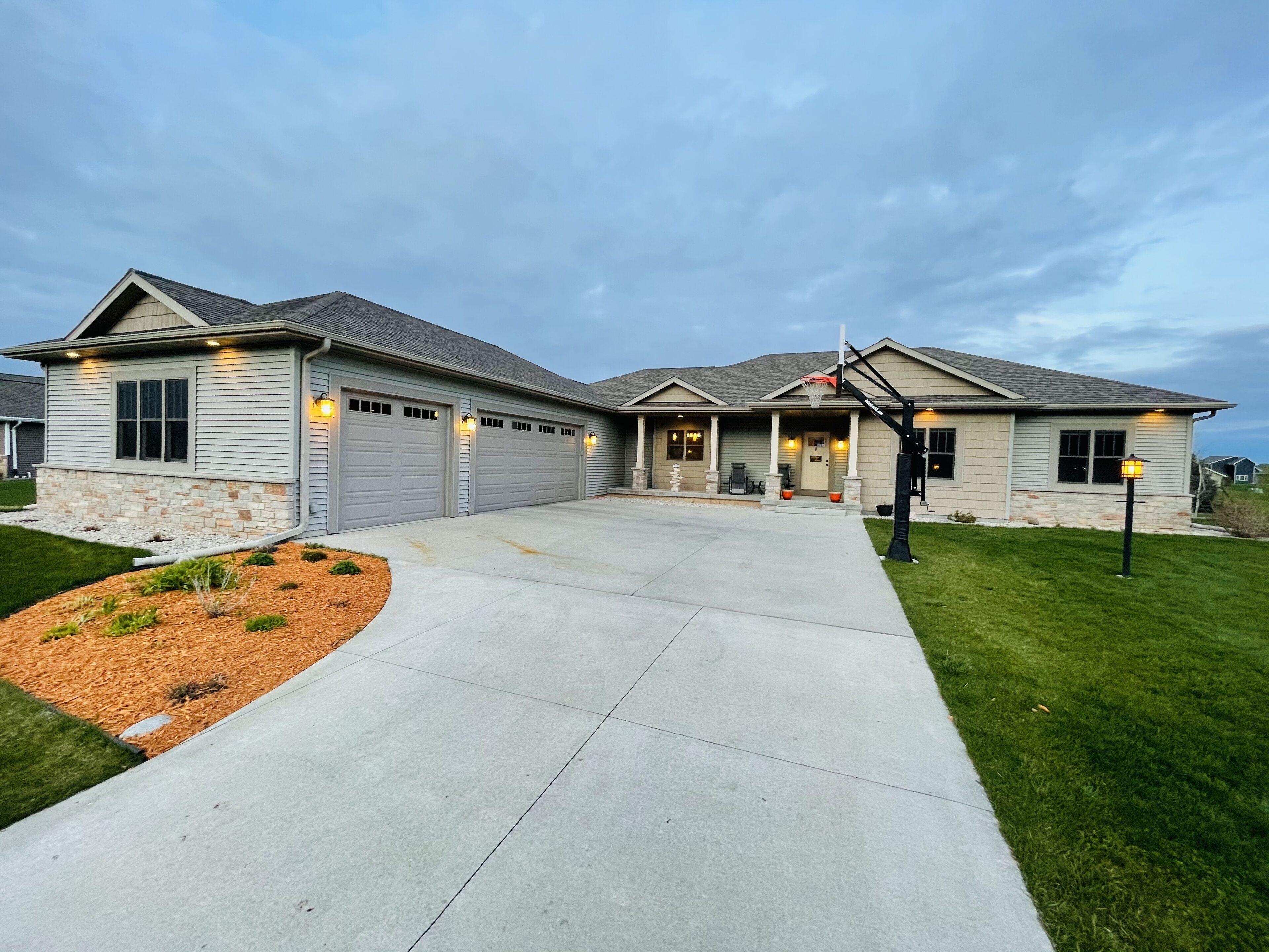 3,500sqft to relax only 20 minutes from EAA