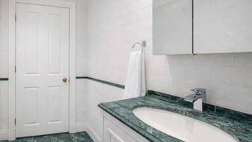 シャワー、ヘアドライヤー、タオル