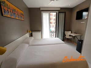 Chambre avec lits jumeaux, balcon, vue cour intérieure