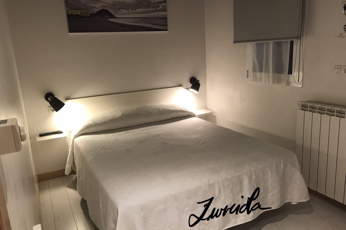Economy Double Room | In-room safe, iron/ironing board, free WiFi