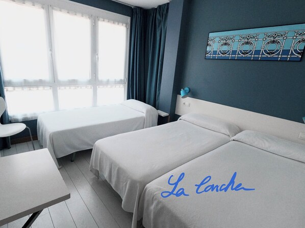 Dreibettzimmer, Balkon, Blick auf den Innenhof