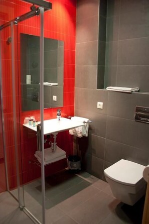 Twin Room, Balcony, Courtyard View | Bathroom | Shower, hair dryer, towels, soap