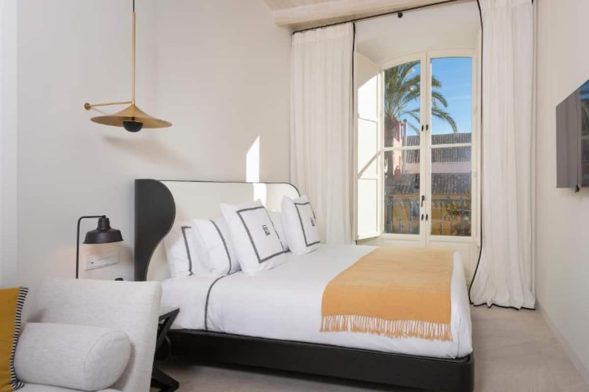 Grand Room, City View | Egyptian cotton sheets, premium bedding, minibar, in-room safe