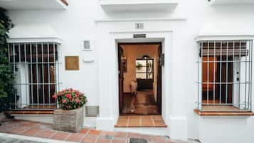 Vista frontal de la propiedad