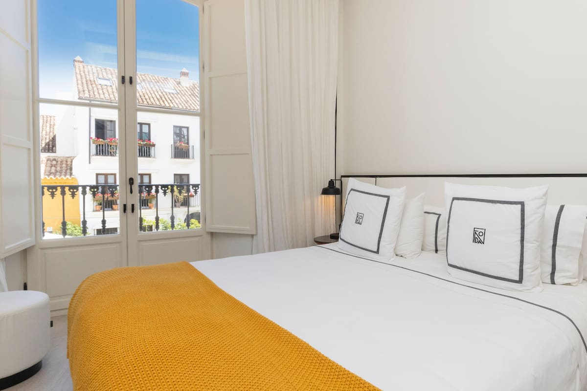 Deluxe Double Room, City View | Egyptian cotton sheets, premium bedding, minibar, in-room safe
