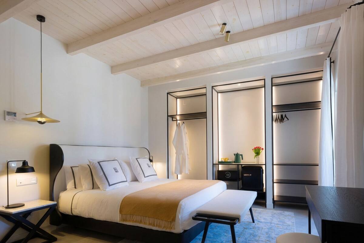 Junior Suite, City View | Egyptian cotton sheets, premium bedding, minibar, in-room safe