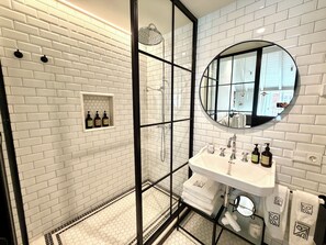 Superior Studio | Bathroom | Shower, rainfall showerhead, hair dryer, bathrobes - La Fonda Heritage Hotel Relais &Châteaux (Marbella)