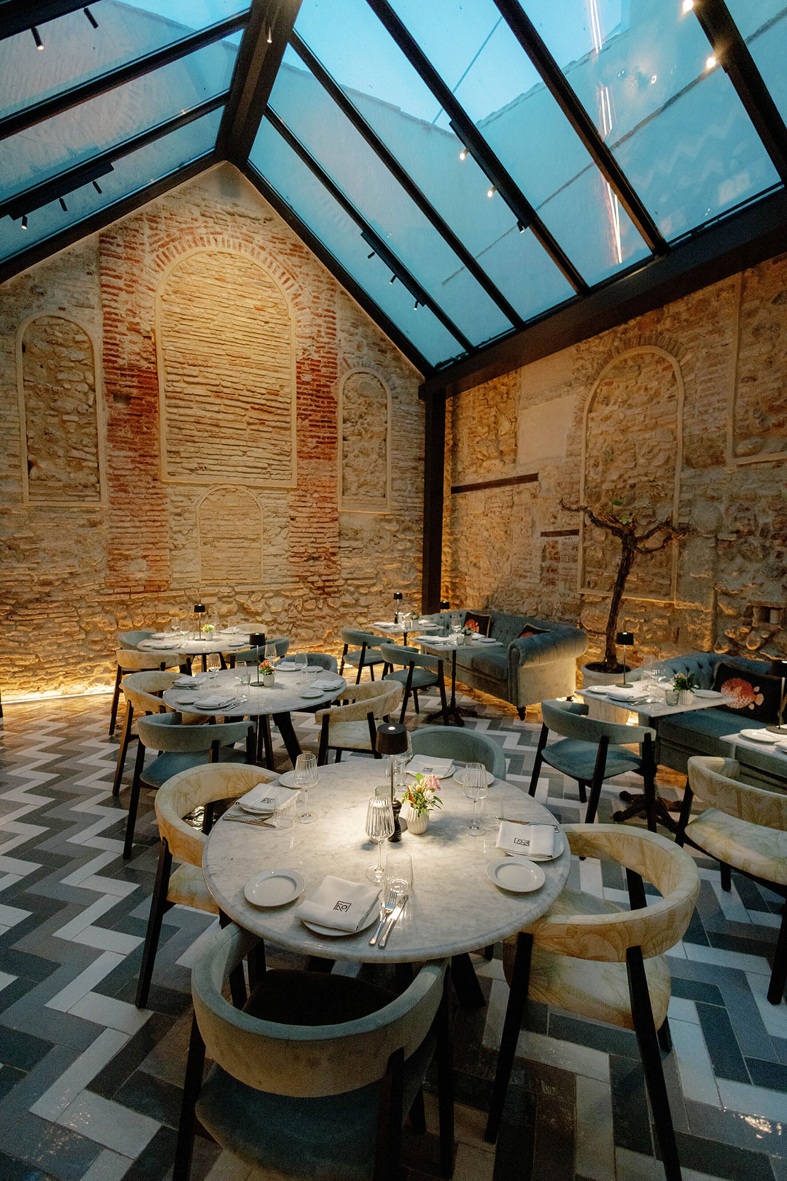 2 间餐厅，供应早餐、晚餐和早午餐，地中海菜