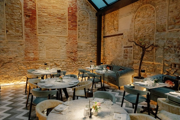 2 restaurants, breakfast, dinner, brunch served; Mediterranean cuisine