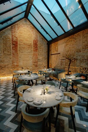 2 restaurants servant le petit déjeuner, le dîner et le brunch