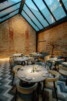 2 restaurantes; se sirve desayuno, cena y brunch; cocina mediterránea