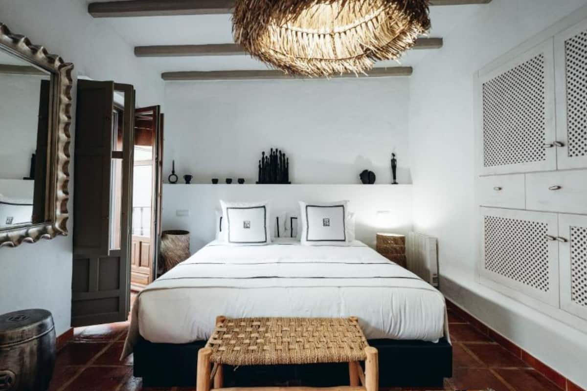 Comfort House | Egyptian cotton sheets, premium bedding, minibar, in-room safe