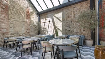 2 間餐廳;供應早餐、晚餐、早午餐;地中海菜