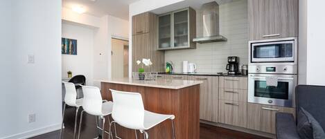 Frigorífico, microondas, horno y placa de cocina