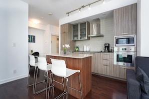 Frigorífico, microondas, horno y placa de cocina