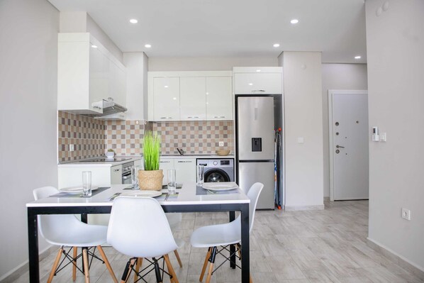 Frigorífico, microondas, horno y placa de cocina