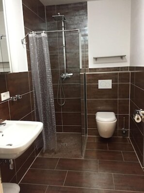 Dusche, Haartrockner, Seife, Toilettenpapier