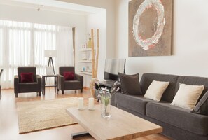 TV, DVD-spiller, bøker og stereoanlegg