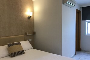 1 bedroom, WiFi - H. Standard Double - One Room Hotel, Sleeps 2 (Vejer de la Frontera)