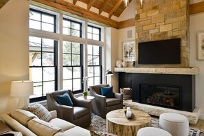 Smart TV, fireplace