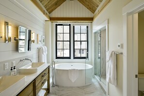 Badewanne, Haartrockner, Handtücher
