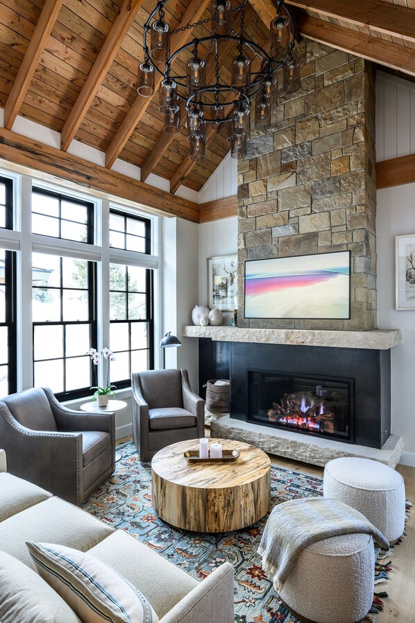 Smart TV, fireplace