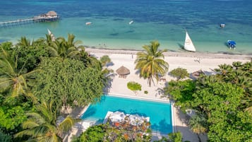 På stranden och vit sandstrand