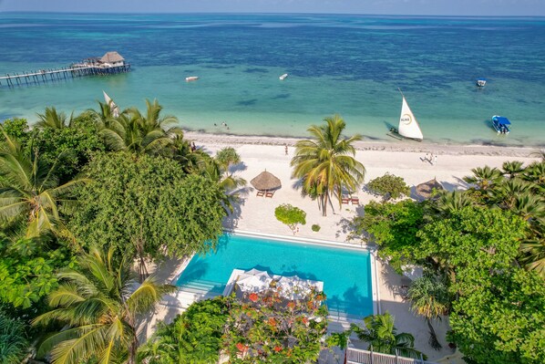 บนชายหาด, ทรายสีขาว