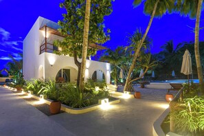 เครื่องนอนระดับพรีเมียม, เตียงเมมโมรีโฟม, มินิบาร์, ตู้นิรภัยในห้องพัก