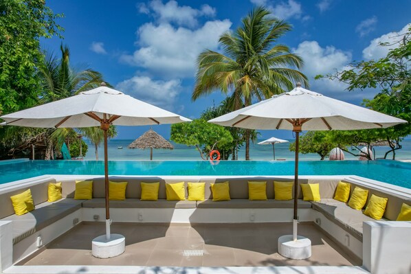 Alberca al aire libre, sombrillas en la alberca y camastros 