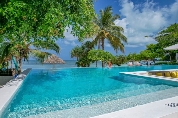 Outdoor pool, pool umbrellas, sun loungers - Alma Boutique Hotel (Jambiani)