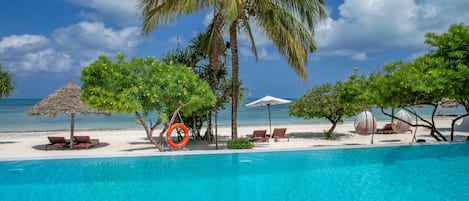 Piscine extérieure, parasols de plage, chaises longues