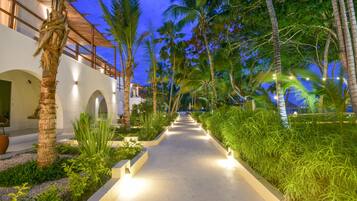 Loft Beach Front with Balcony | Ropa de cama de alta calidad, camas con efecto memoria y minibar