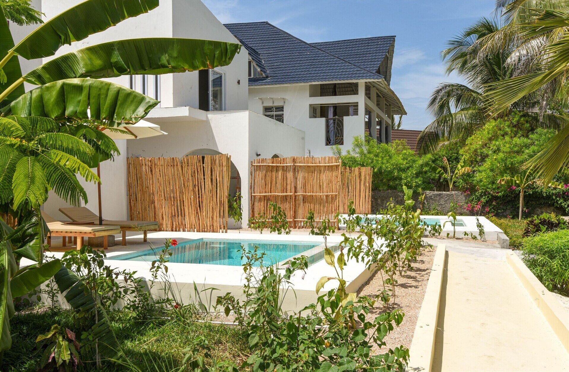 Piscine | Piscine extérieure, parasols, chaises longues