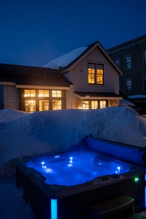 Outdoor spa tub - Academy Place | Paintbrush (Crested Butte)