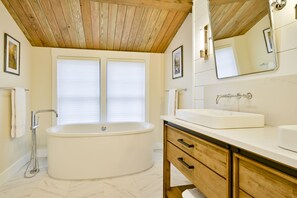 Bathtub, hair dryer, towels