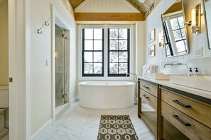 Badewanne, Haartrockner, Handtücher