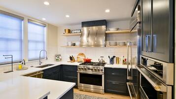 Refrigerador, microondas, horno y parrilla de estufa