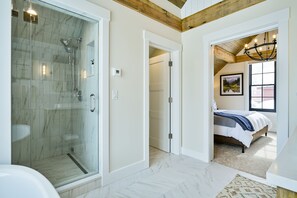 Bathtub, hair dryer, towels, toilet paper - Academy Place | Fairy Slipper (Crested Butte)