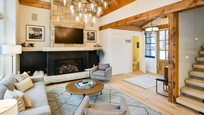 Smart TV y chimenea 
