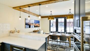 Réfrigérateur, micro-ondes, four, plaque de cuisson