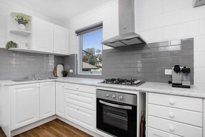 Refrigerador, microondas, horno, placa de cocina