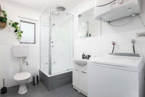 Shower, towels, shampoo