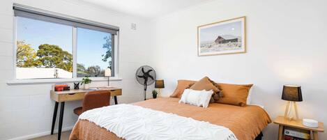 2 bedrooms, desk, iron/ironing board, WiFi