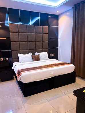 Deluxe Single Room | Desk, laptop workspace, free WiFi, bed sheets - Entrust Hotel and Suites (Owerri)