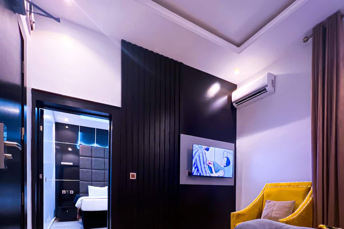 Executive Suite | Living area | 43-inch LED TV with satellite channels, TV