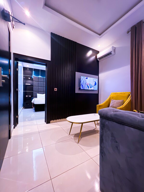 Executive-Suite | Wohnbereich | 43-Zoll-LED-Fernseher mit Satellitenempfang, Fernseher