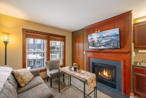 Smart TV, fireplace