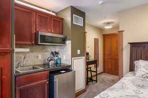 Escritorio, wifi gratis y ropa de cama 