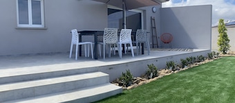 MODERN VILLA WITH PRIVATE POOL 10 MINUTES FROM THE SEA